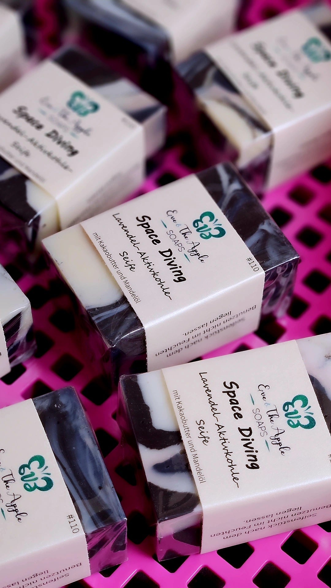 SPACE DIVING #110 Lavendel-Aktivkohle-Seife ART SOAP mit Kakaobutter und Mandelöl, beduftet, 140 g