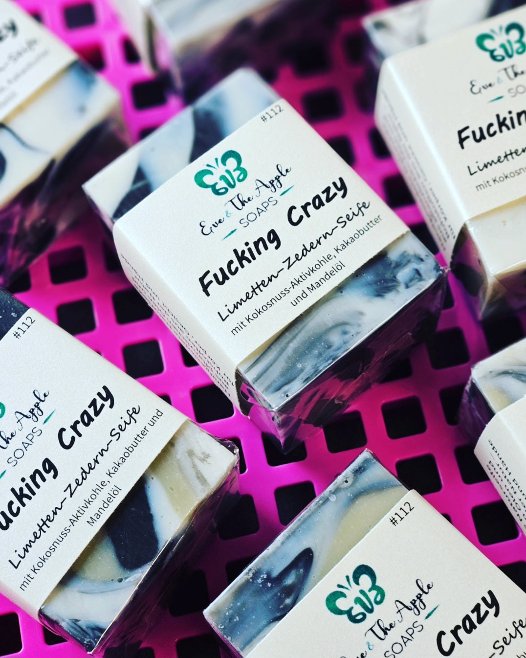 FUCKING CRAZY #112 Limetten-Zedern-Seife ART SOAP mit Kokosnuss-Aktivkohle, Kakaobutter und Mandelöl, beduftet, 140 g