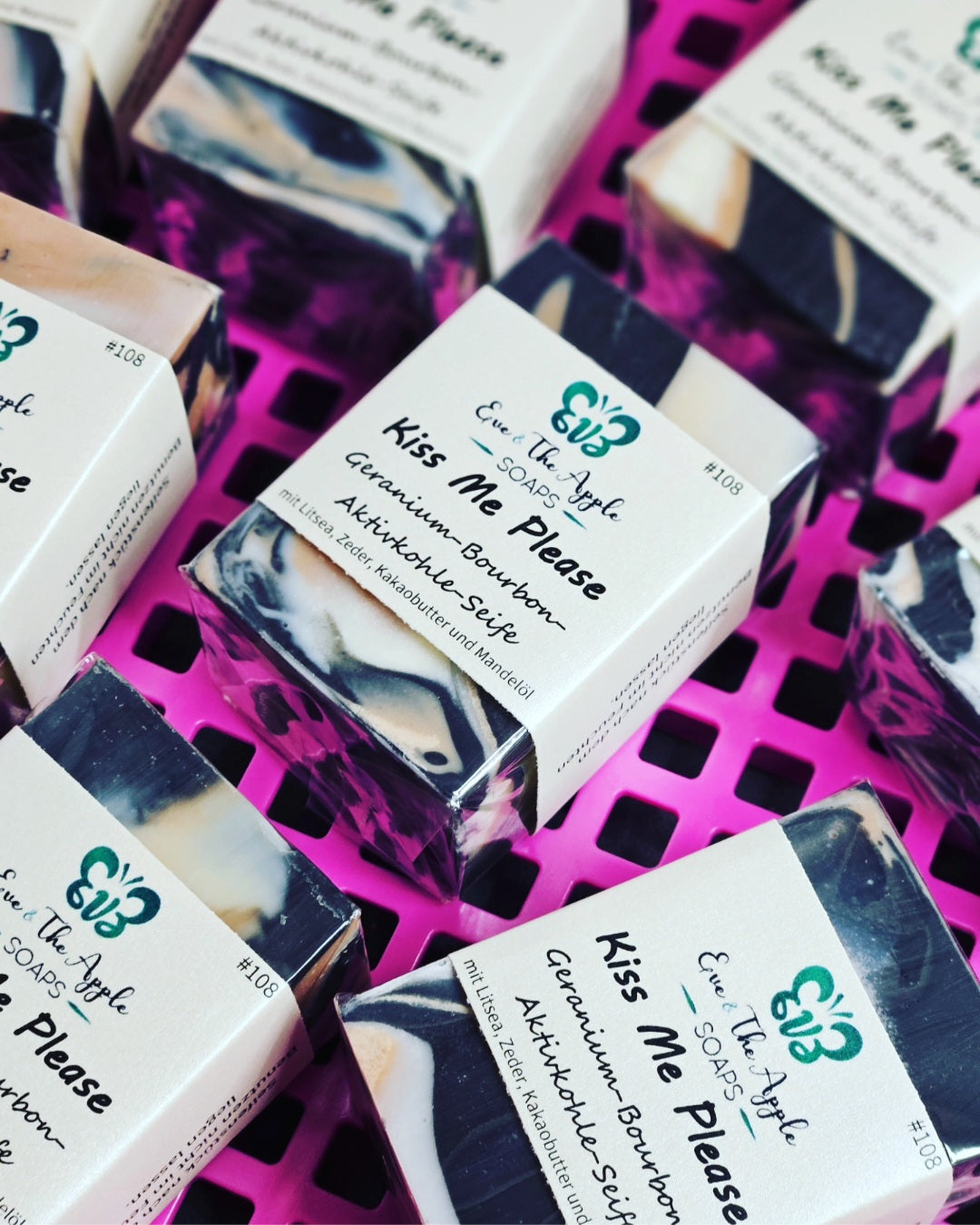 KISS ME PLEASE #108 Geranium-Bourbon-Aktivkohle-Seife ART SOAP mit Litsea, Zeder, Kakaobutter und Mandelöl, beduftet, 140 g