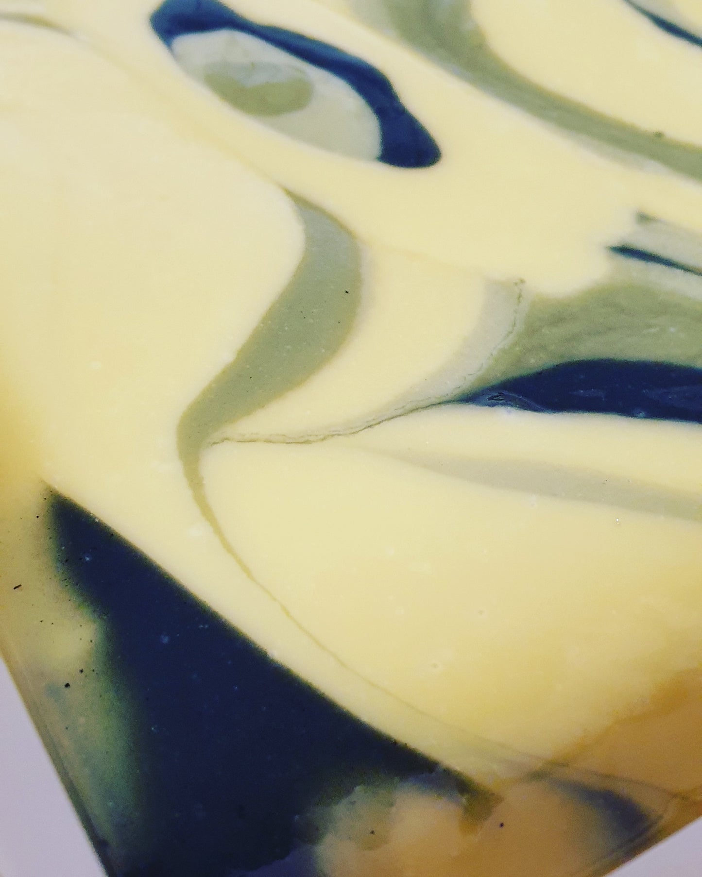 LIGHT UP THE SKY #28 Lemongras-Citronella-Olivenölseife mit Zeder, Heilkreide und Mandelöl, beduftet, 130 g