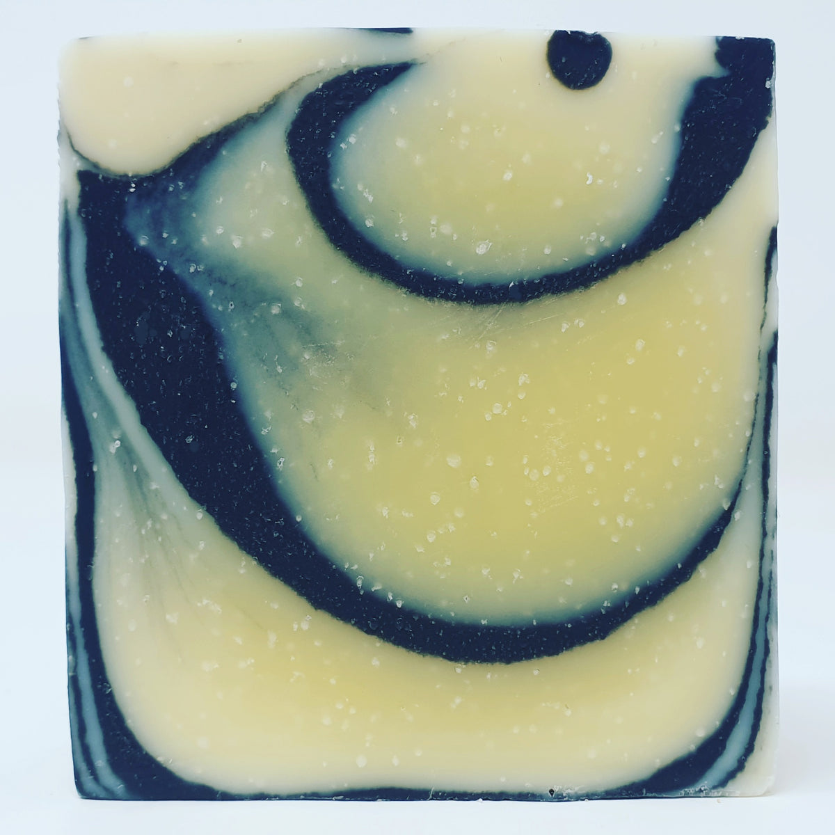 ZEBRA WALL #83 Kokosnuss-Aktivkohle-Seife mit Zeder, Rosmarin, Zitrone, Kakaobutter und Mandelöl, beduftet, 100 g