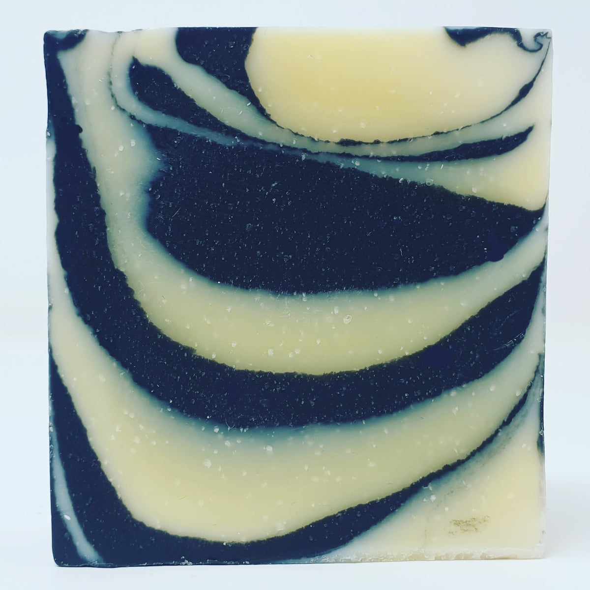 ZEBRA WALL #83 Kokosnuss-Aktivkohle-Seife mit Zeder, Rosmarin, Zitrone, Kakaobutter und Mandelöl, beduftet, 100 g