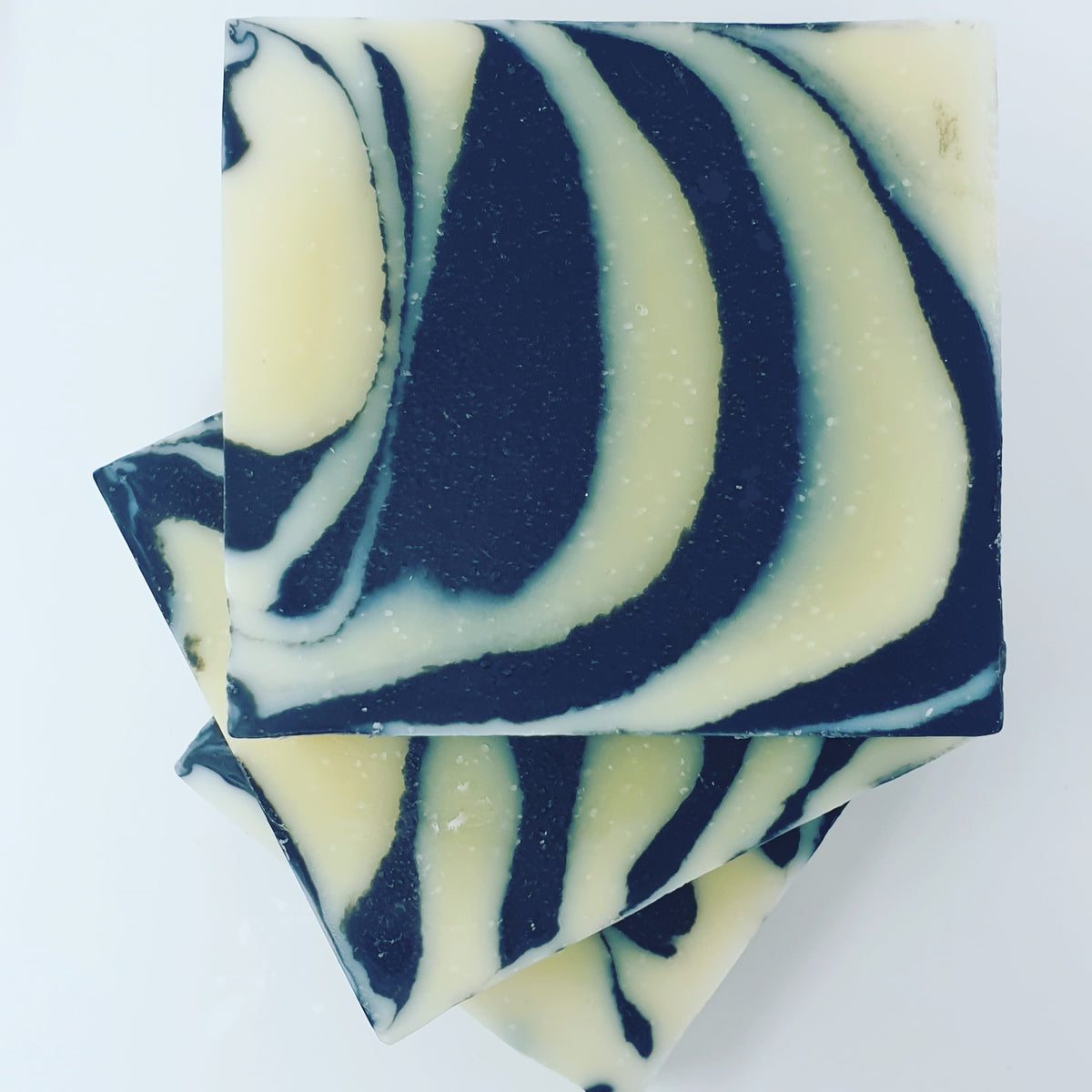 ZEBRA WALL #83 Kokosnuss-Aktivkohle-Seife mit Zeder, Rosmarin, Zitrone, Kakaobutter und Mandelöl, beduftet, 100 g