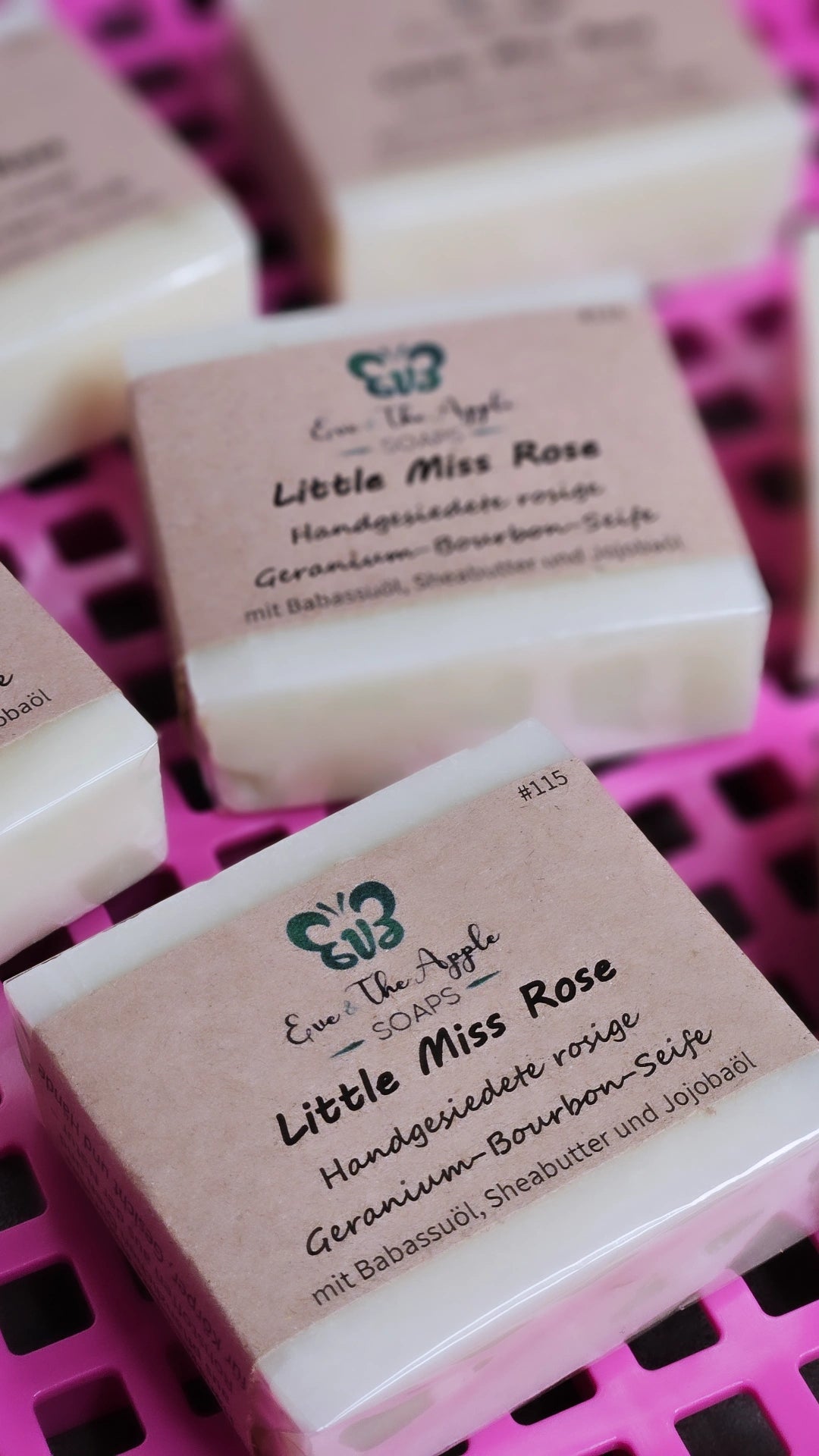 LITTLE MISS ROSE #115 Rosige Geranium-Bourbon-Seife mit Babassuöl, Sheabutter und Jojobaöl, beduftet, 110 g
