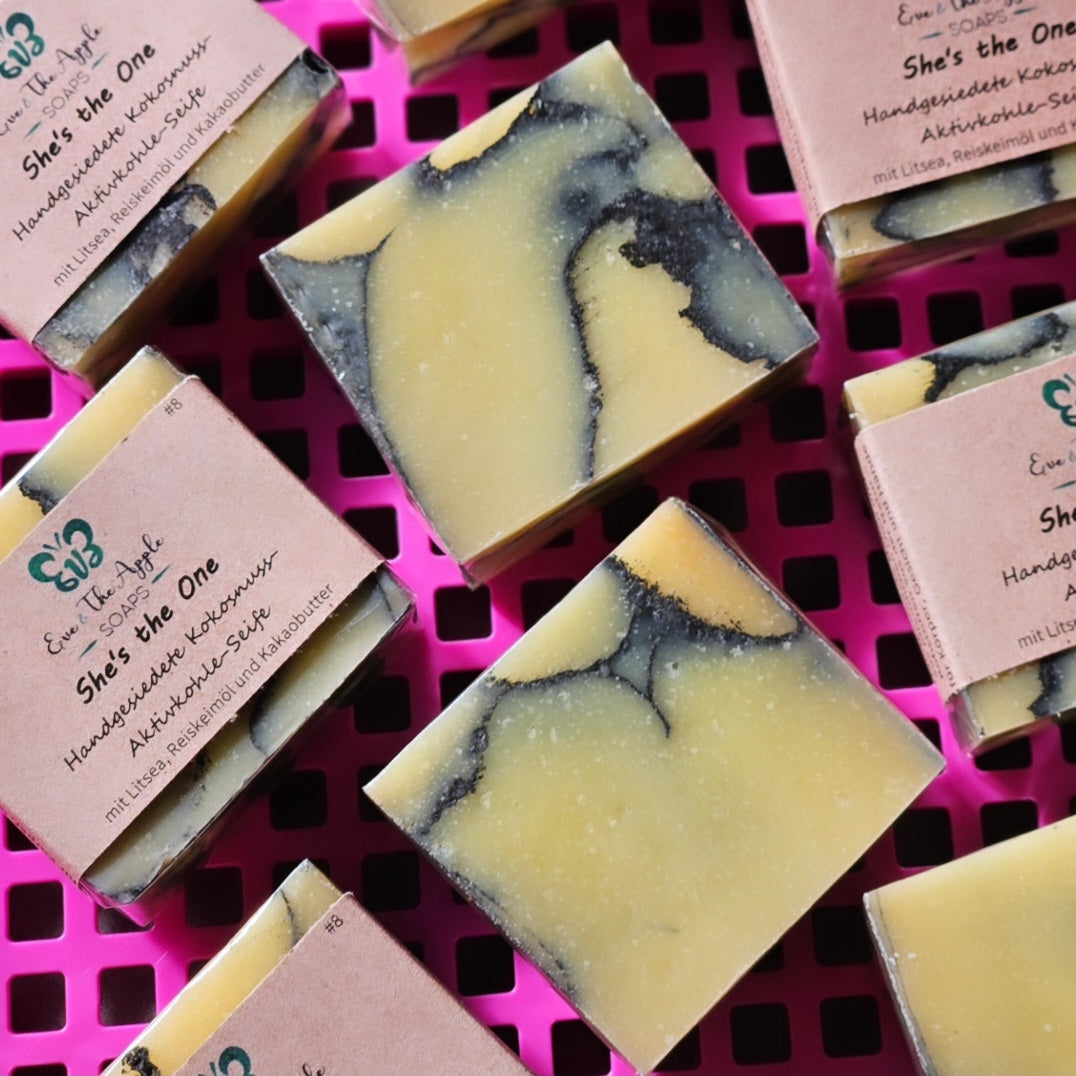 SHE'S THE ONE #8 Kokosnuss-Aktivkohle-Seife mit Litsea, Reiskeimöl und Kakaobutter, beduftet, 110 g