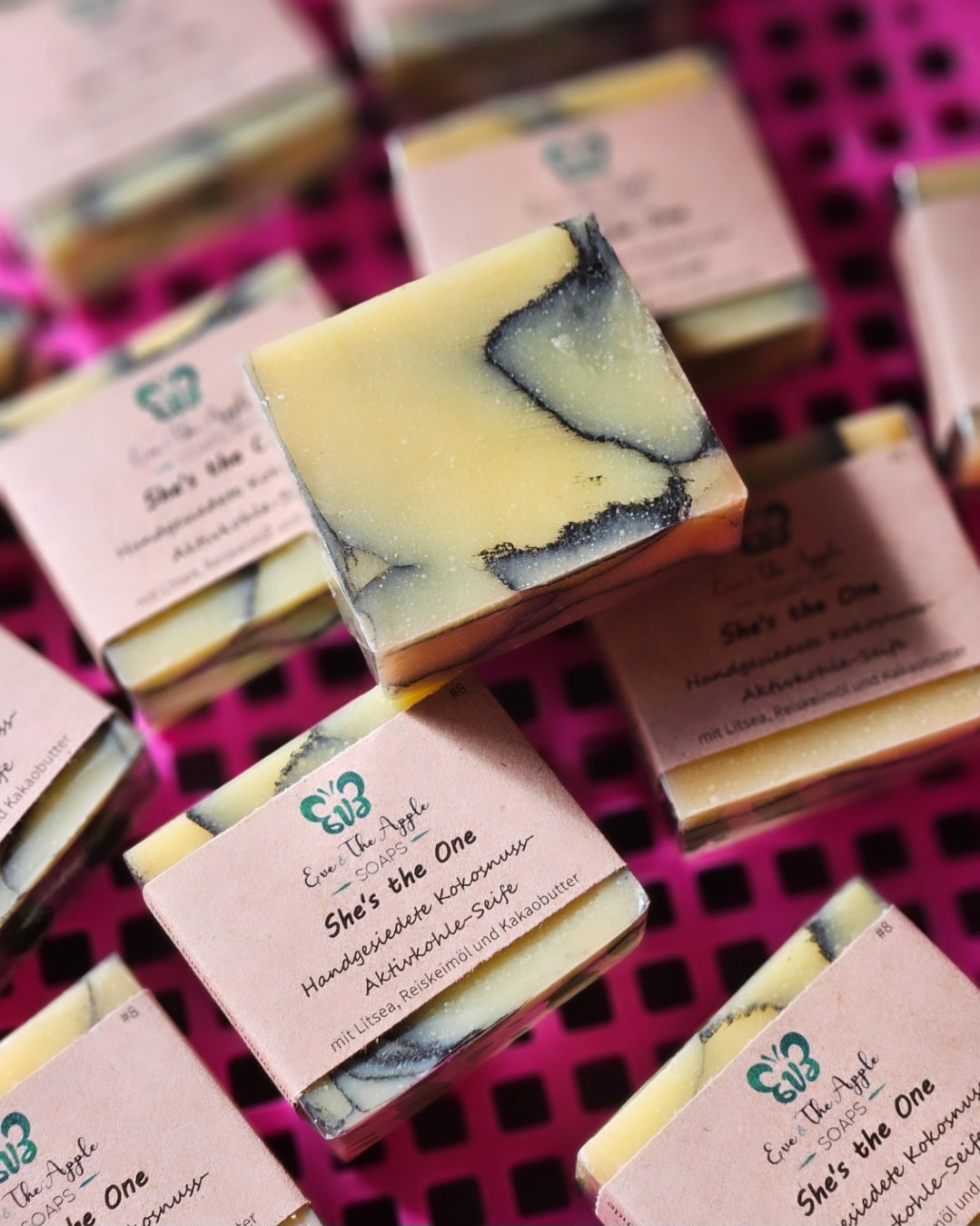 SHE'S THE ONE #8 Kokosnuss-Aktivkohle-Seife mit Litsea, Reiskeimöl und Kakaobutter, beduftet, 110 g