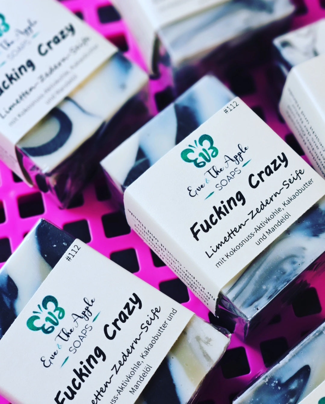 FUCKING CRAZY #112 Limetten-Zedern-Seife ART SOAP mit Kokosnuss-Aktivkohle, Kakaobutter und Mandelöl, beduftet, 140 g