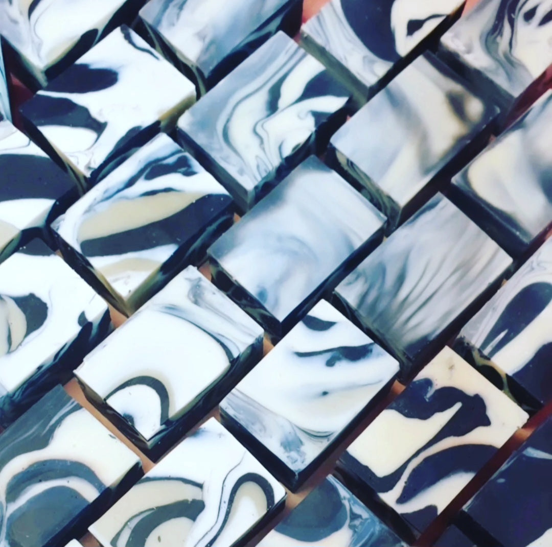 FUCKING CRAZY #112 Limetten-Zedern-Seife ART SOAP mit Kokosnuss-Aktivkohle, Kakaobutter und Mandelöl, beduftet, 140 g