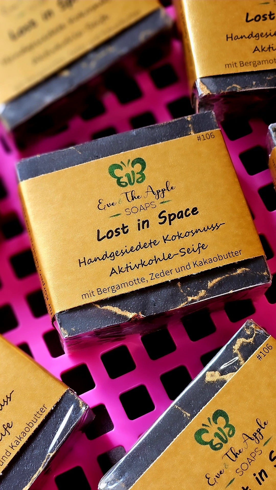 LOST IN SPACE #106 Kokosnuss-Aktivkohle-Seife mit Bergamotte, Zeder und Kakaobutter, beduftet, 110 g