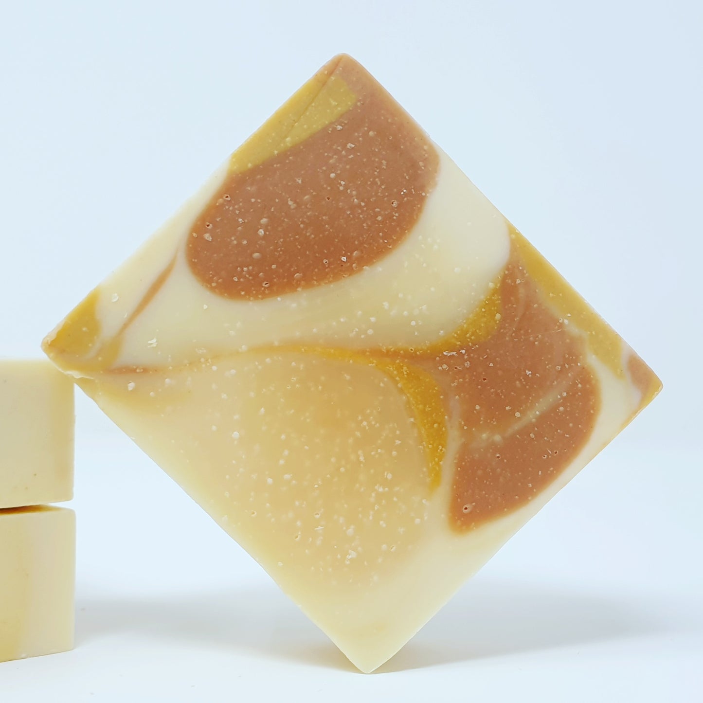 HAPPY BLUSH #3 Süßorangen-Litsea-Seife mit Kakaobutter und Mandelöl, beduftet, 130 g