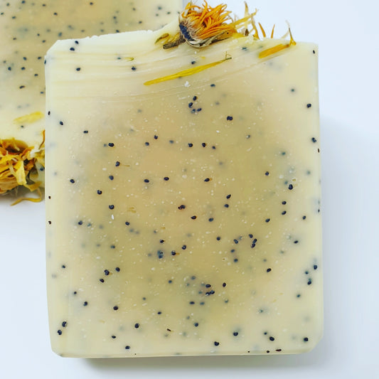 POPPY SEEDS IN HONEY #16 Honigseife mit Blaumohn-Peeling, Olivenöl und Jojobaöl, 130 g