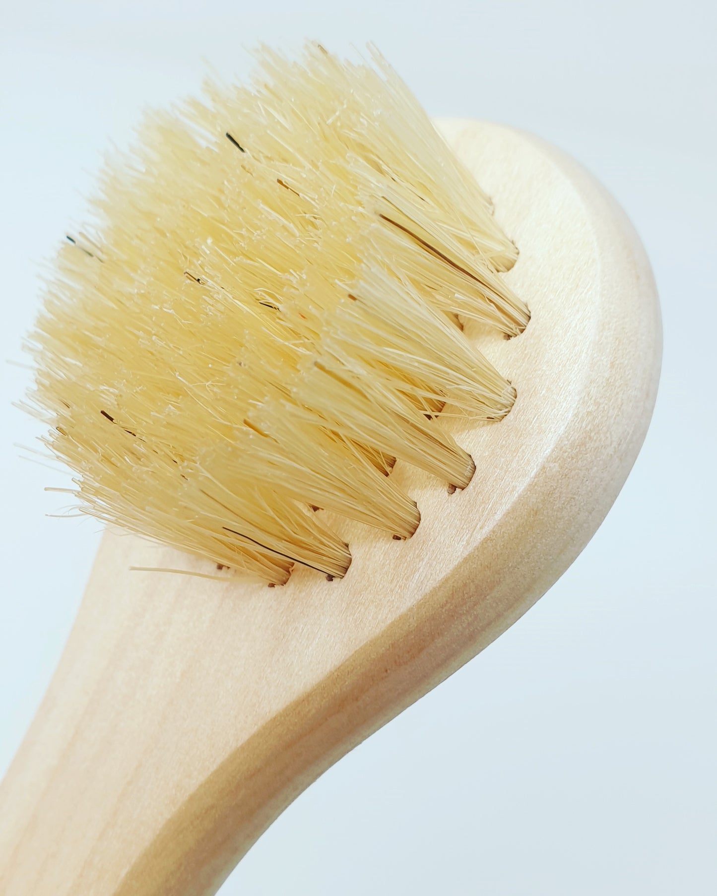 GESICHTSBÜRSTE AUS HOLZ, mit Naturborsten und Kordel zum Aufhängen, ca. 13x4x3 cm